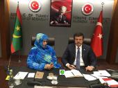 وزيرة التجارة الموريتانية  ووزير الإقتصاد التركي خلا توقع الإتفاق تصوير ( وما )