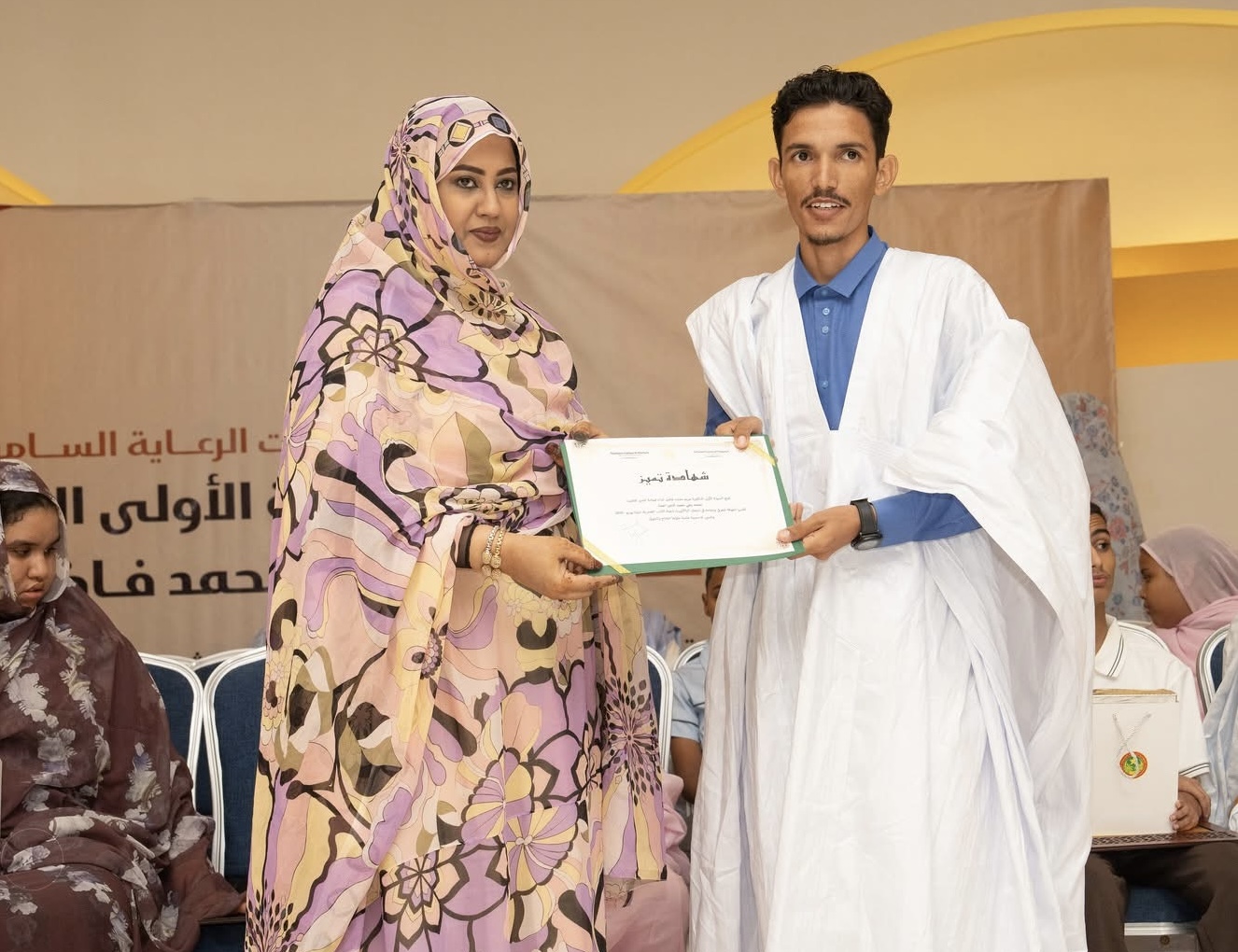 السيدة الأولى تكرم محمد يحي ولد أحماده بعد تجاهل منتخبي مقاطعة ألاك لتفوقه